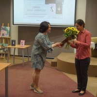 Pani Joanna odbiera podziękowania i kwiaty.