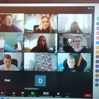 Zdjęcie ekranu komputera, na którym widać miniatury z kamer internetowych uczestników.