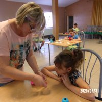 Dzień krawcowej – Tańcowała igła z nitką.
