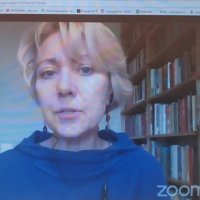 Zdjęcie ekranu komputera, na którym widać klatkę z transmisji na żywo oraz pytania zadawane przez czytelników