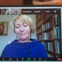 Zdjęcie ekranu komputera, na którym widać otwartą aplikacje Zoom i trwające spotkanie, obraz z kamery Pani Ewy jest powiększony, nad tym obrazem są umieszczone miniaturowe obrazy pozostałych uczestników.