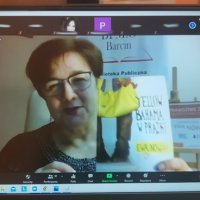 Na zdjęciu widać powiększony obraz z kamery dyrektora biblioteki, która pokazuje książę Pani Ewy Nowak.
