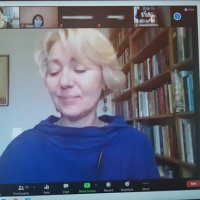 Zdjęcie ekranu komputera z włączoną aplikacją Zoom.