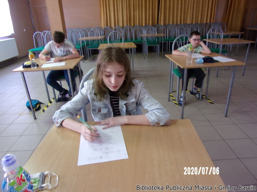 Dzieci pracujące na zajęciach.