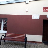 wejście do budynku filii bibliotecznej w Barcinie