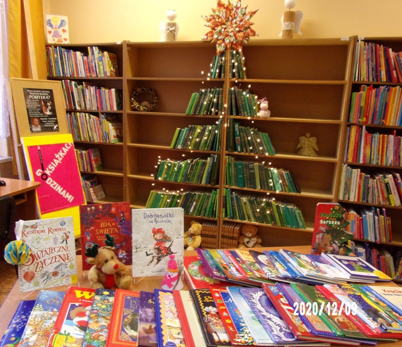 zdjęcie wnętrza biblioteki, książki na regale ułożone w kształcie choinki