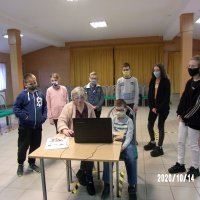 Prowadząca zajęcia Pani Edyta Dypold pokazuje uczestnikom jak korzystać z platformy Sway