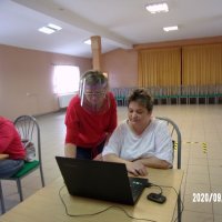 Prowadząca instruuje jedną z uczestniczek jak wykonać polecenie.