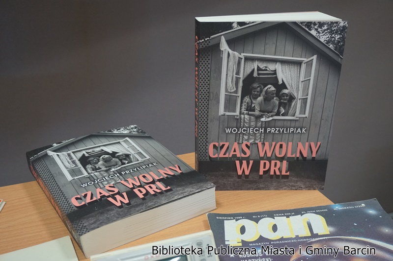Dwie książka "Czas wolny w PRL" leżące na stole.