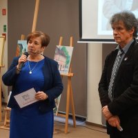 Dyrektor biblioteka wita zebranych gości i widzów transmisji na żywo.