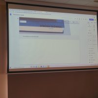 Zdjęcie ekranu projektora z przykładową stroną www.