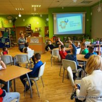 O BEZPIECZEŃSTWIE W INTERNECIE MIĘDZY BIBLIOTECZNYMI REGAŁAMI