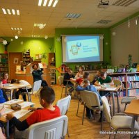 O BEZPIECZEŃSTWIE W INTERNECIE MIĘDZY BIBLIOTECZNYMI REGAŁAMI