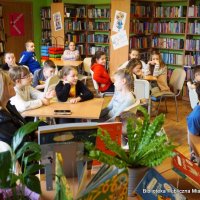 O BEZPIECZEŃSTWIE W INTERNECIE MIĘDZY BIBLIOTECZNYMI REGAŁAMI