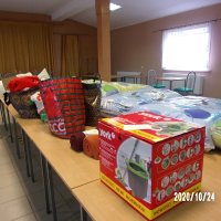 Dary dla pogorzelców, widać ręczniki i wiadro z mopem.