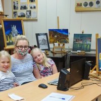 Mama z dwiema córkami, uczestniczki warsztatu dla rodzin Rodzinnie o języku on-line siedzą przed komputerem.