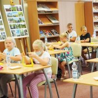 Dzieci z otrzymanej masy solnej formują najróżniejsze kształty.