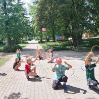 Ósemka dzieci trzyma jeszcze dłuższy łańcuch z kolorowych patyczków.