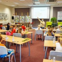 Dzieci biorące udział w zajęciach oglądają prezentację przygotowaną na zajęcia.