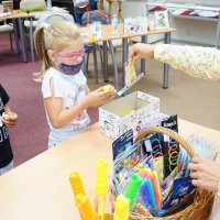 Dzieci podchodzą pojedynczo i losują upominki po zajęciach.