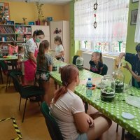 Na koniec dzieci zraszają wodą roślinę zasadzoną w słoju.