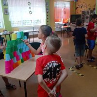 Dziewczynki i chłopiec z poprzedniego zdjęcia mają zbudowaną znaczną część piramidy.