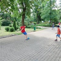 Dwaj chłopcy grają w piłkę.
