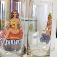 Szklanki z okresu PRL, na bezbarwnym szkle namalowane są kobiety w strojach bikini.