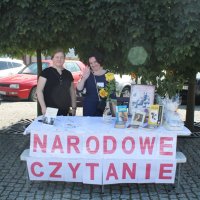 Panie, Renata Grabowska z biblioteki i Halina Pietrzak z Zespołu Szkół w Barcinie stojące przy stanowisku Narodowego Czytania.