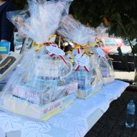 Zdjęcie konkursowych zestawów czytelniczych, w skład zestawu wchodził kubek, puzzle i dwie książki.