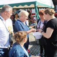Małżeństwo z córką otrzymują konkursowe kotyliony.