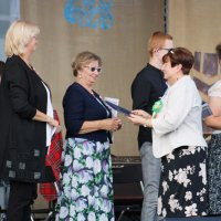 Dalsze wręczanie podziękowań i kwiatów.