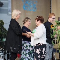 Ostatnia z czytających osób otrzymuje podziękowania i kwiaty.