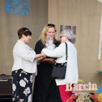 Trzecia i ostatnia osoba odbiera nagrodę.