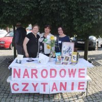 Pani Halina z Zespołu Szkół, dyrektor biblioteki Grażyna Szafraniak i pracownica wypożyczalni dla dorosłych pani Renata Grabowska stoją przy stanowisku bibliotecznym.