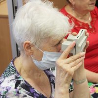 Jedna z uczestniczek spotkania używa przywiezionej przez zaproszonego gościa zabawki.