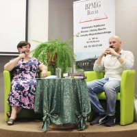 Pani Grażyna i pan Wojciech rozmawiają, siedząc na fotelach.
