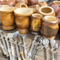 Zrzut ekranu z transmisji na żywo, widoczne są naczynia służące do picia yerba mate.