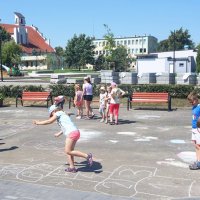 Dzieci grają w klasy.