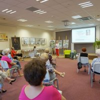 Zdjęcie sali pokazujące uczestników i Panią Małgorzatę, która opowiada swoją gawędę.