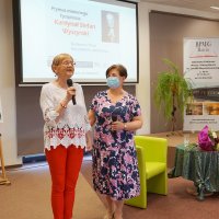 Pani Małgorzata stojąca razem z dyrektorem biblioteki.
