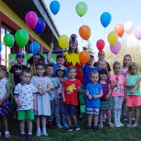 Wspólne zdjęcie dzieci i aktorek, dzieci trzymają balony napełnione helem.
