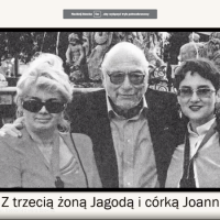 Zrzut ekranu ze spotkania online, widoczna jest miniatura z kamery dyrektor biblioteki Pani Grażyny Szafraniak, oraz czarnobiałe zdjęcie Jerzego Hoffmana z żoną Jagodą i córką Joanną.