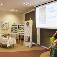 Wspólne zdjęcie pracowników biblioteki i zaproszonej autorki.