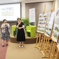 Pani Grażyna Błaszkiewicz pokazuje fotografię, o której opowiada.