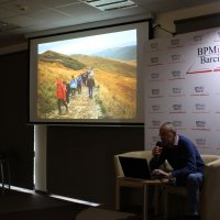 Inne ujęcie gdy pan Leszek opowiada o swoich podróżach.