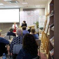 Dyrektor biblioteki Renata Grabowska wita zaproszonych gości i zebraną publiczność.
