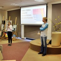 Koordynatorka projektu wita zebranych widzów i przedstawia zaproszonego gościa.