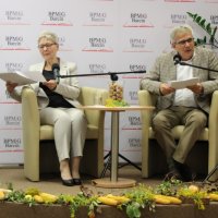 Wanda i Eugeniusz Rzyscy siedzą w fotelach na scenie i czytają poezję Adama Mickiewicza.