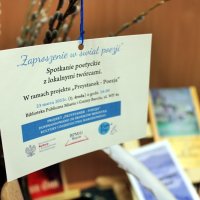 Zdjęcie plakatu dotyczącego wydarzenia, treść plakatu: Zapraszamy w świat poezji. Spotkanie poetyckie z lokalnymi twórcami. W ramach projektu "Przystanek - Poezja". 23 marca 2022 r. (tj środa) o godz. 16:00. Biblioteka Publiczna Miasta i Gminy Barcin ul. WP 4A Spotkanie zorganizowano  dzięki dofinansowaniu ze środków Ministra Kultury i  Dziedzictwa Narodowego pochodzących z Funduszu Promocji Kultury, uzyskanych z dopłat ustanowionych w grach objętych monopolem państwa, zgodnie z art. 80 ust. 1  ustawy z dnia 19 listopada 2009 r. o grach hazardowych.